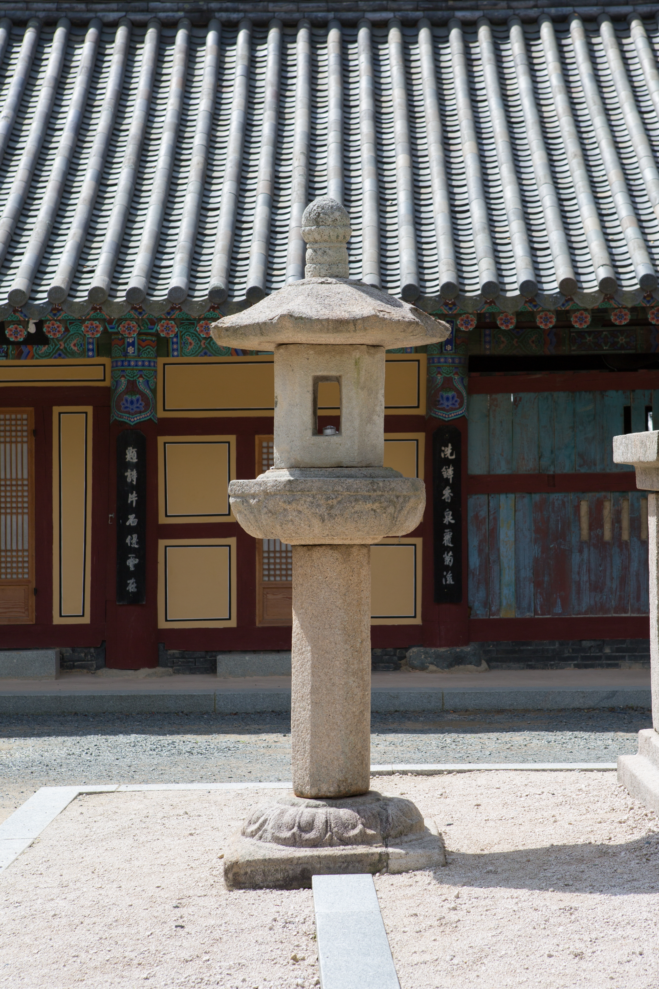 밀양 표충사 삼층석탑_석등 (촬영년도 : 2015년)