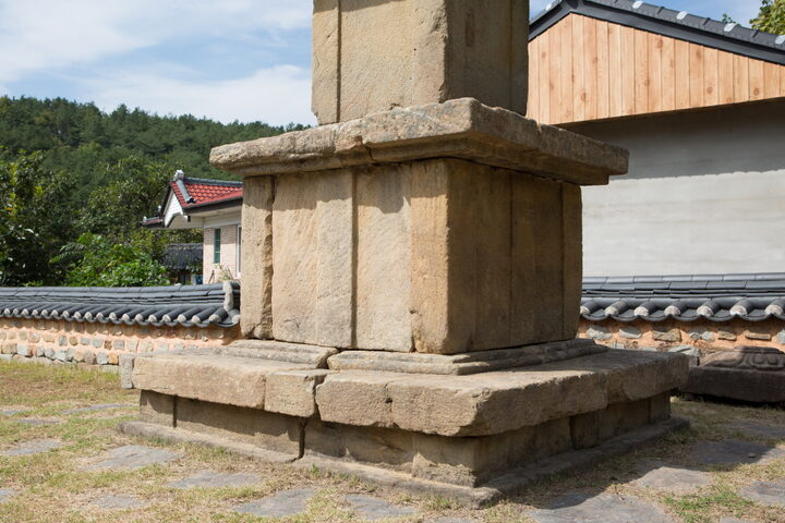 진주 묘엄사지 삼층석탑_기단 (촬영년도 : 2015년)