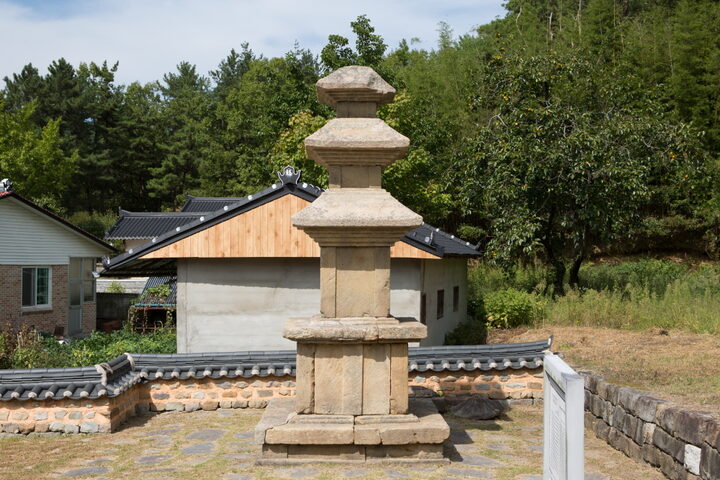 진주 묘엄사지 삼층석탑_우측면 (촬영년도 : 2015년)