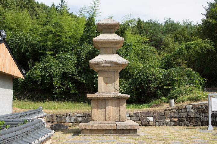 진주 묘엄사지 삼층석탑_전면 (촬영년도 : 2015년)
