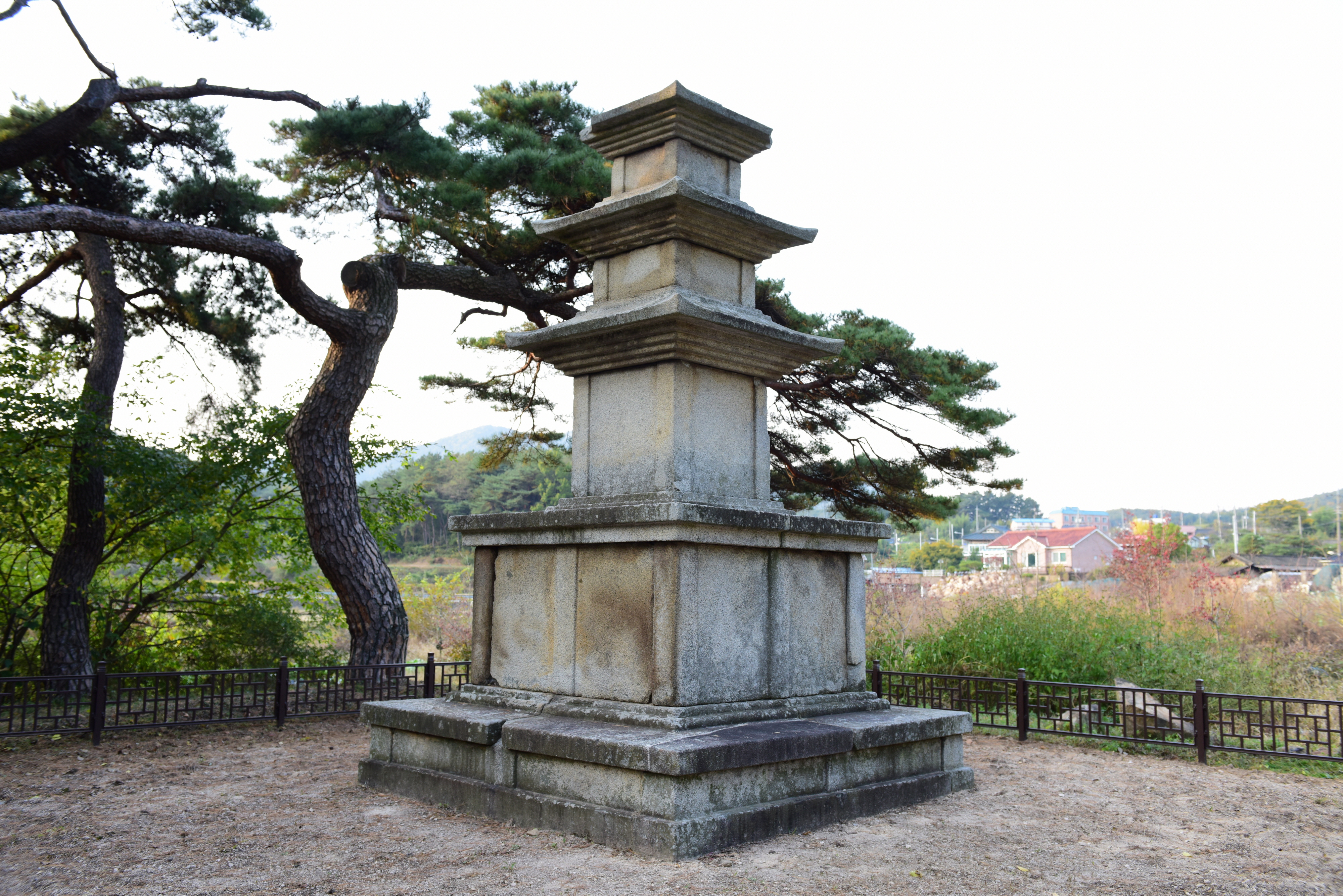 경주 효현동 삼층석탑_측면 전경  (촬영년도 : 2015년)