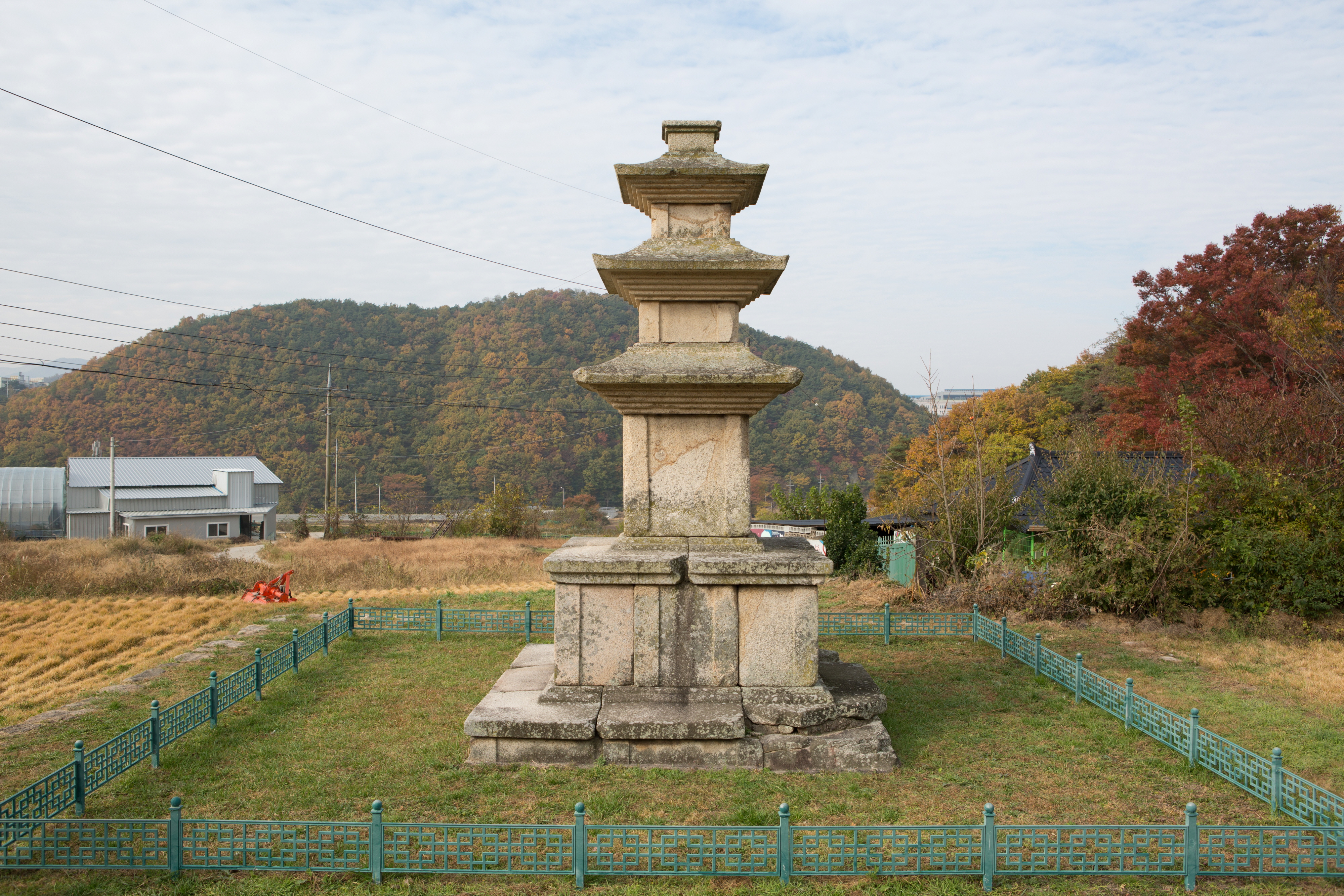 경주 용명리 삼층석탑_전경 (촬영년도 : 2015년)