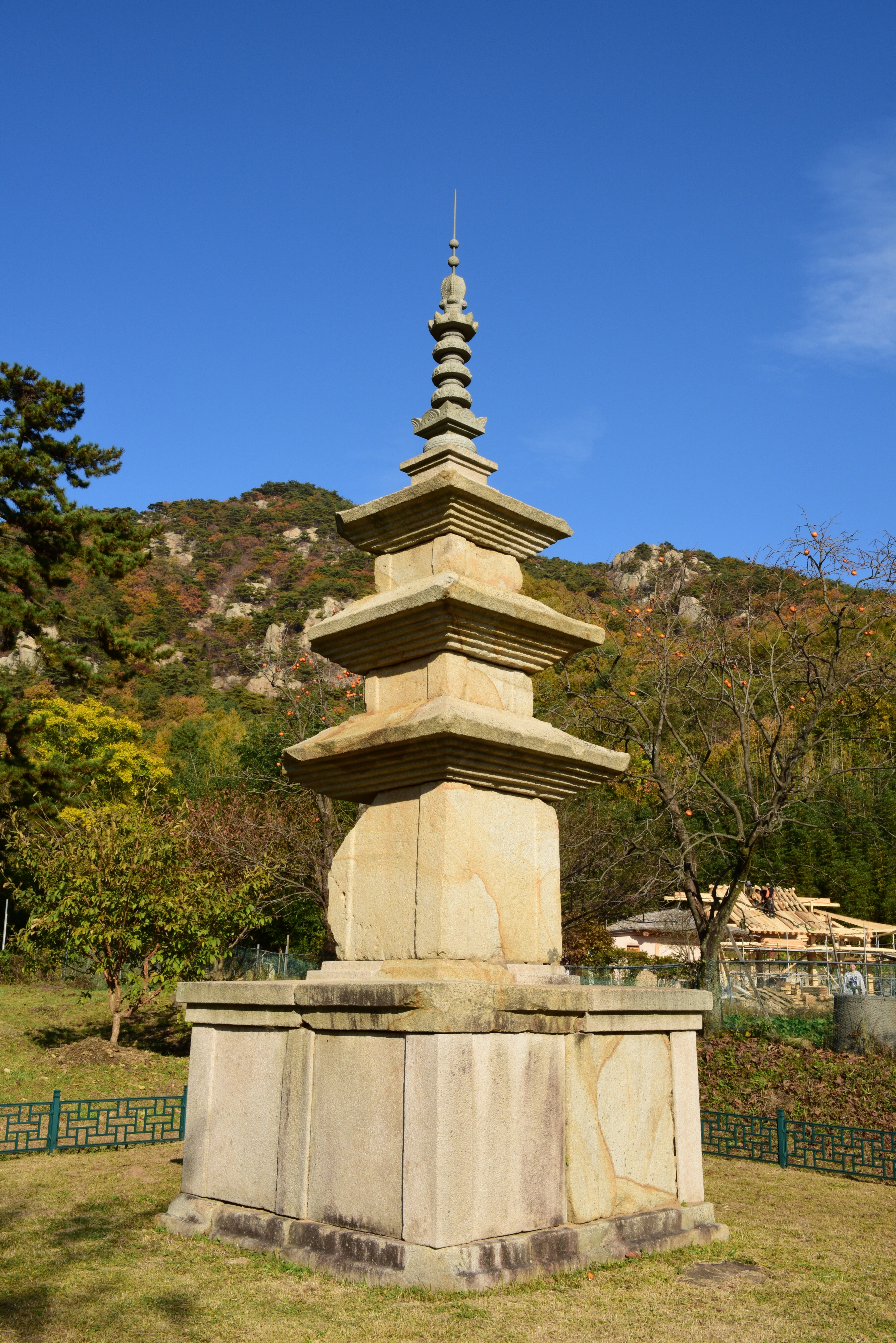 경주 남산 천룡사지 삼층석탑_측면 (촬영년도 : 2015년)