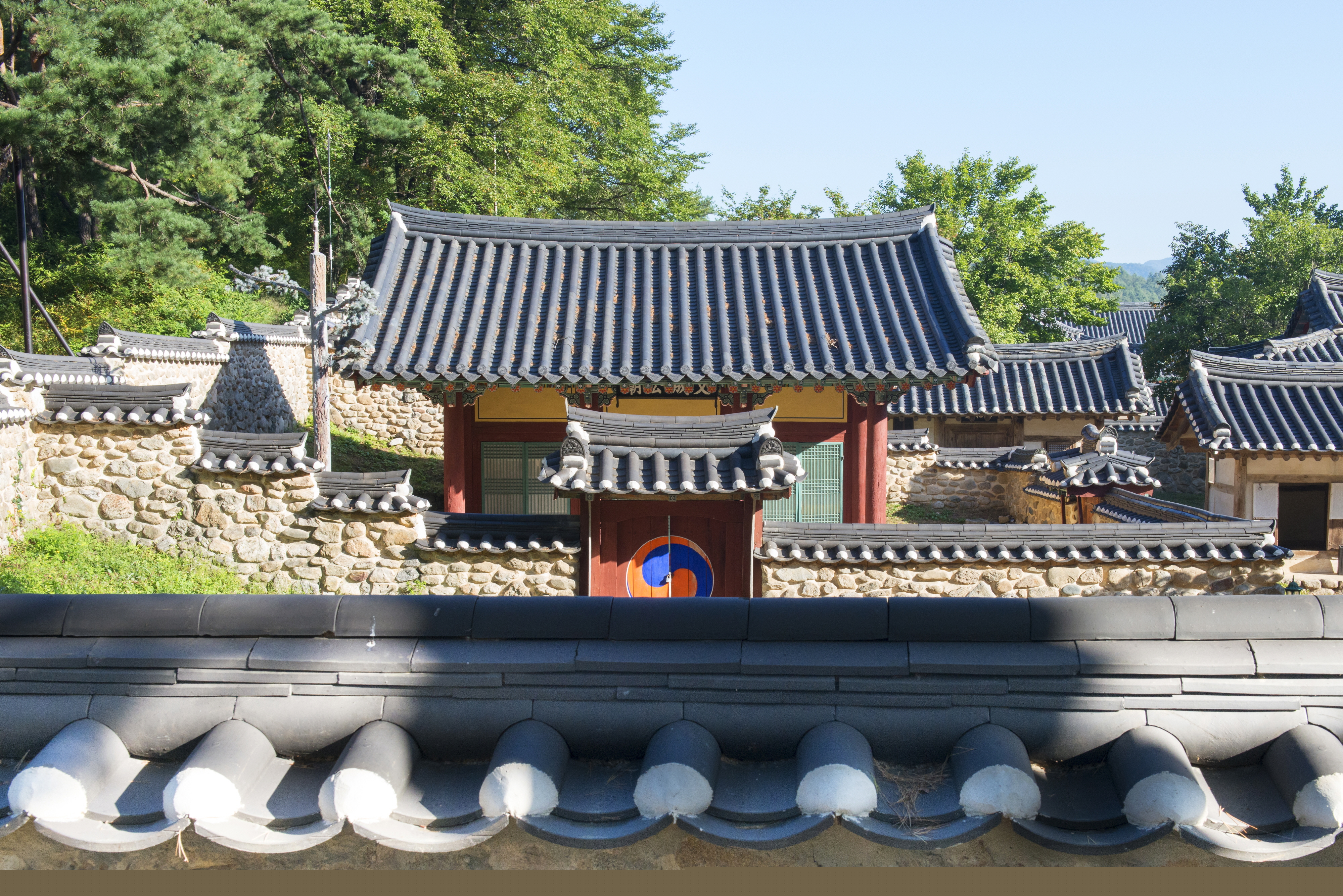 영주 소수서원 문성공묘_담장 너머로 본 문성공묘 (촬영년도 : 2015년)