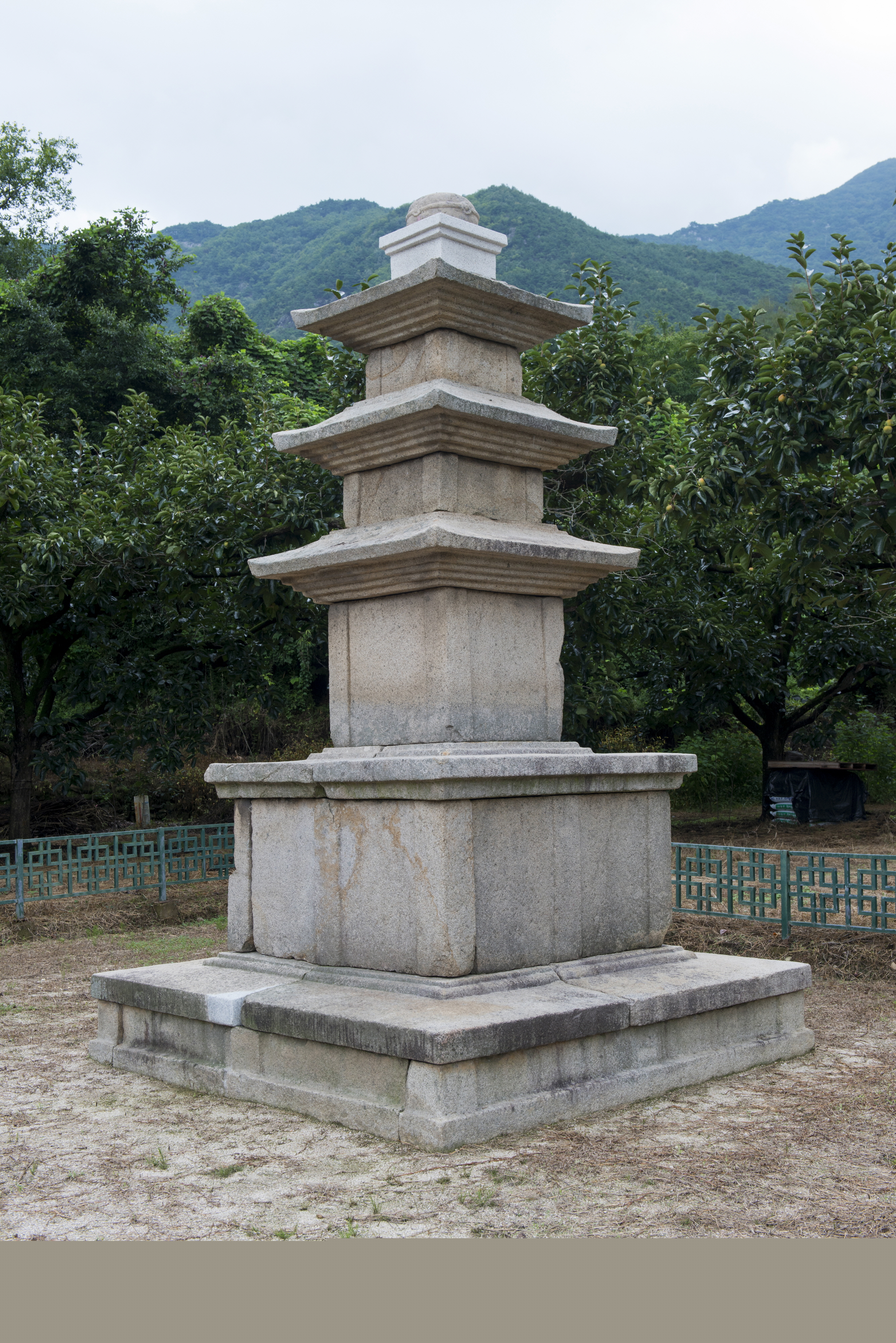 청도 장연사지 동·서 삼층석탑_동 삼층석탑 (촬영년도 : 2015년)