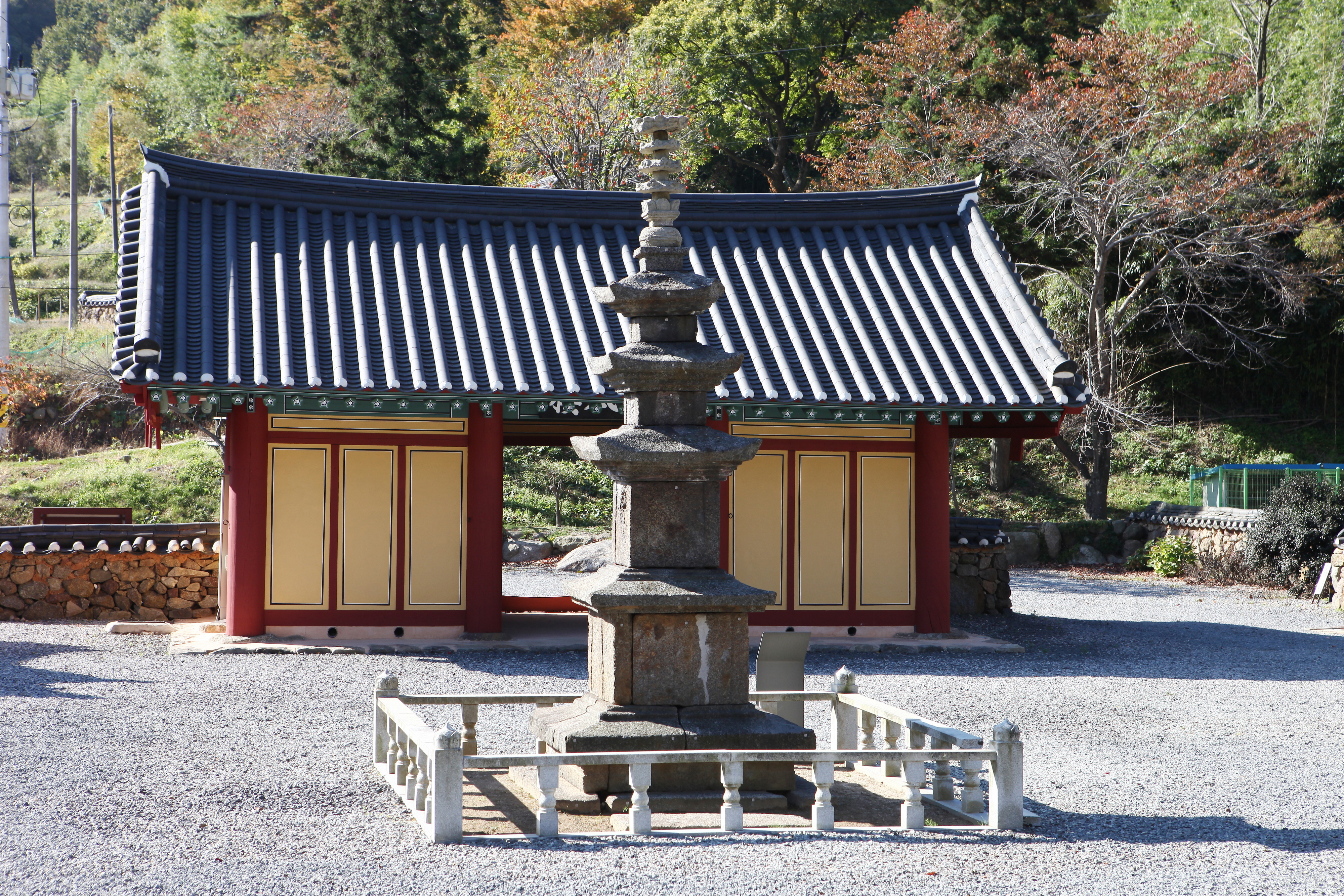 순천 동화사 삼층석탑_뒷쪽 전경 (촬영년도 : 2015년)