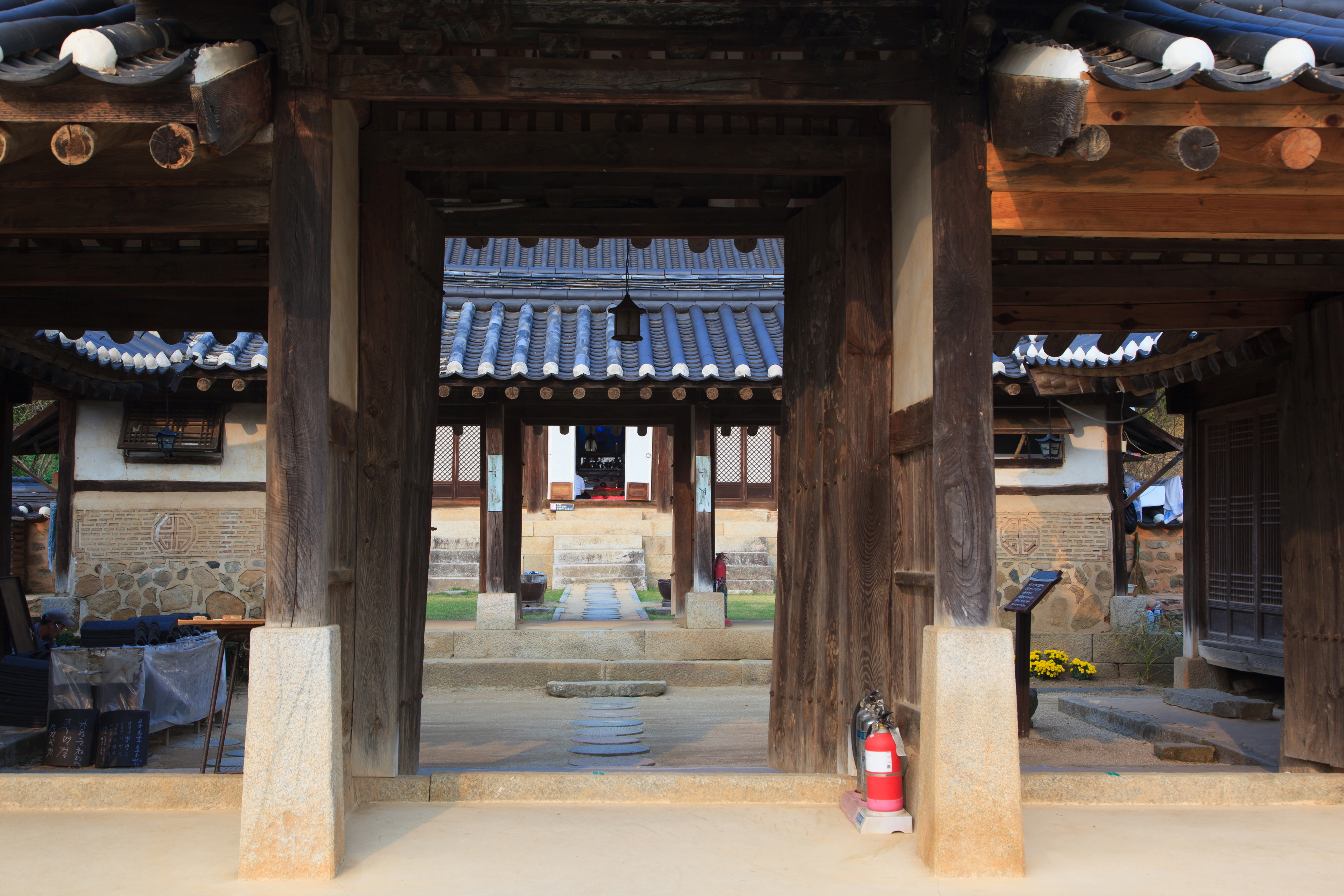 공주 계룡산 중악단_대문간채에서 바라본 중악단 (촬영년도 : 2015년)