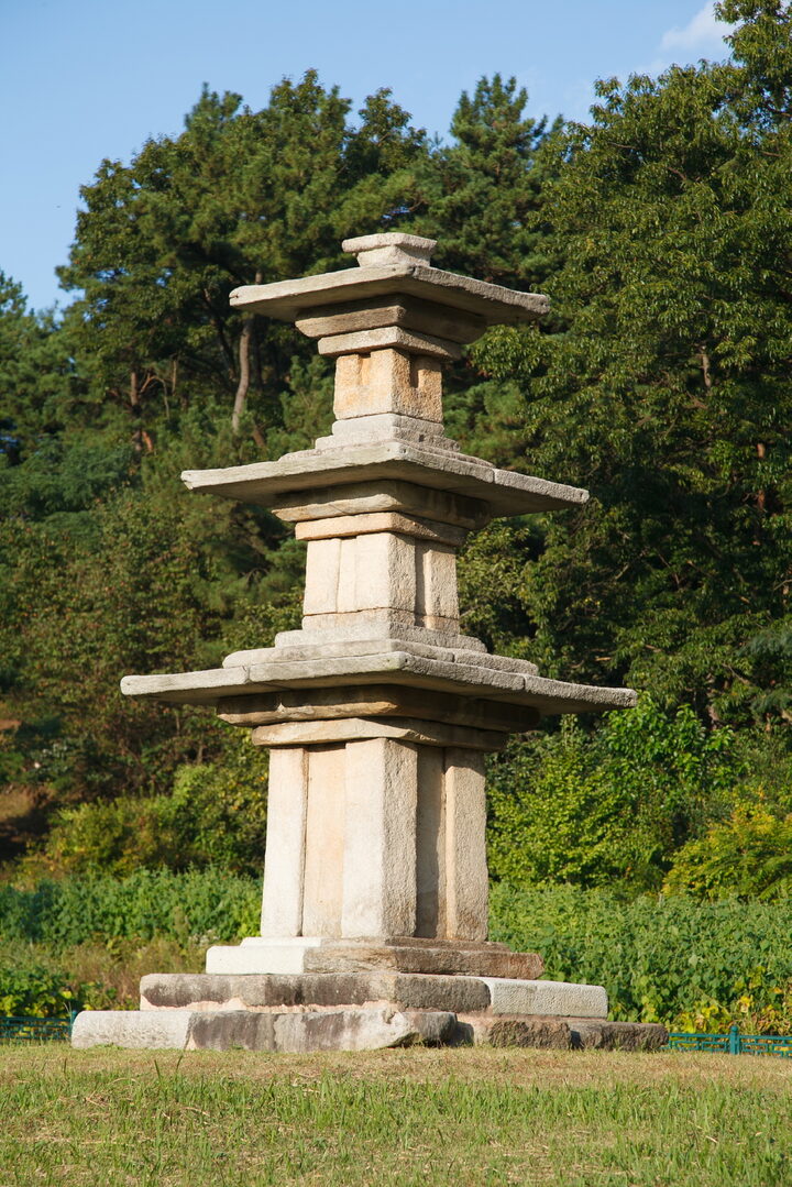 부여 장하리 삼층석탑_우측면 (촬영년도 : 2015년)
