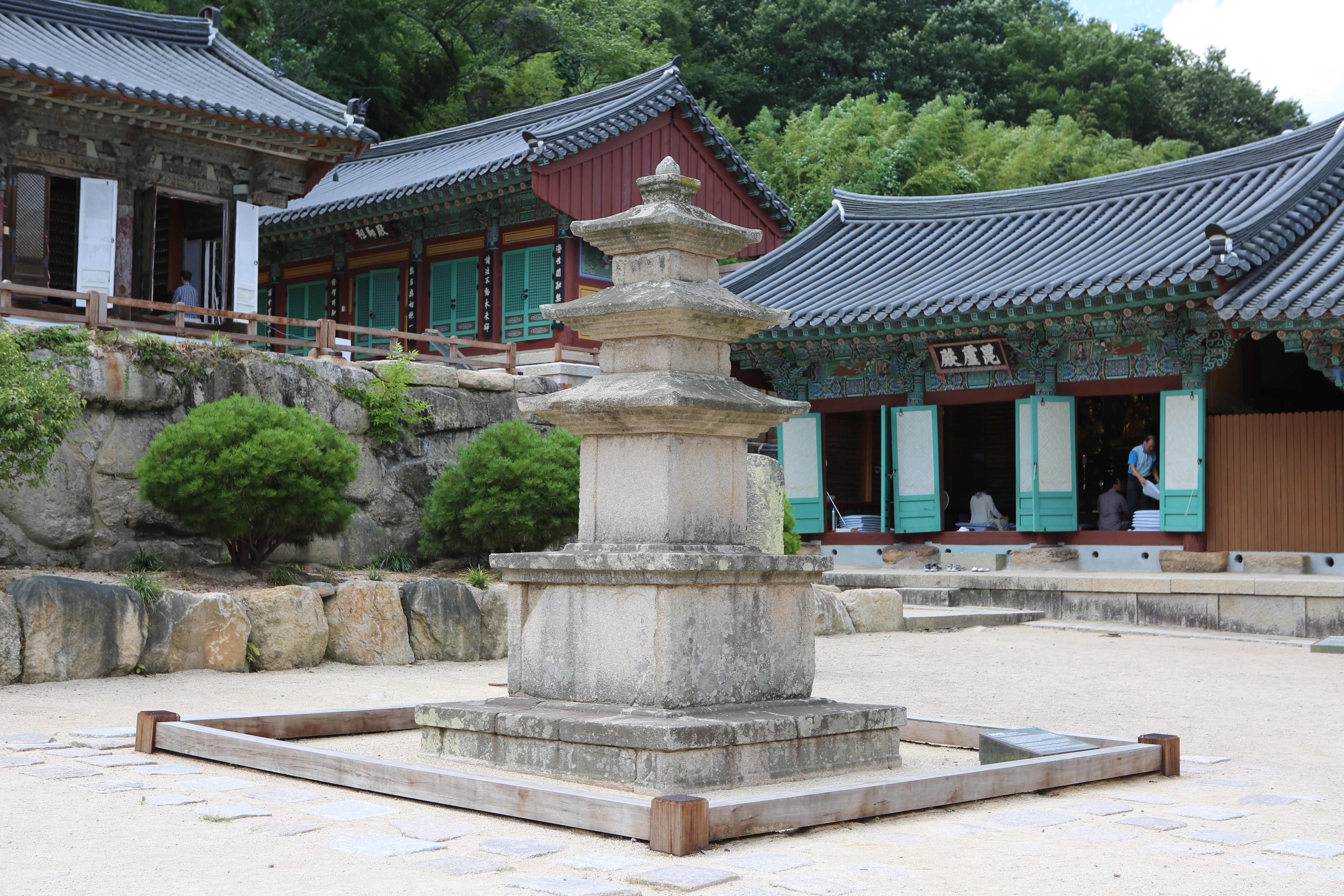 부산 범어사 삼층석탑_남동측면110_건축_2018년(출처 : 국립문화재연구소)