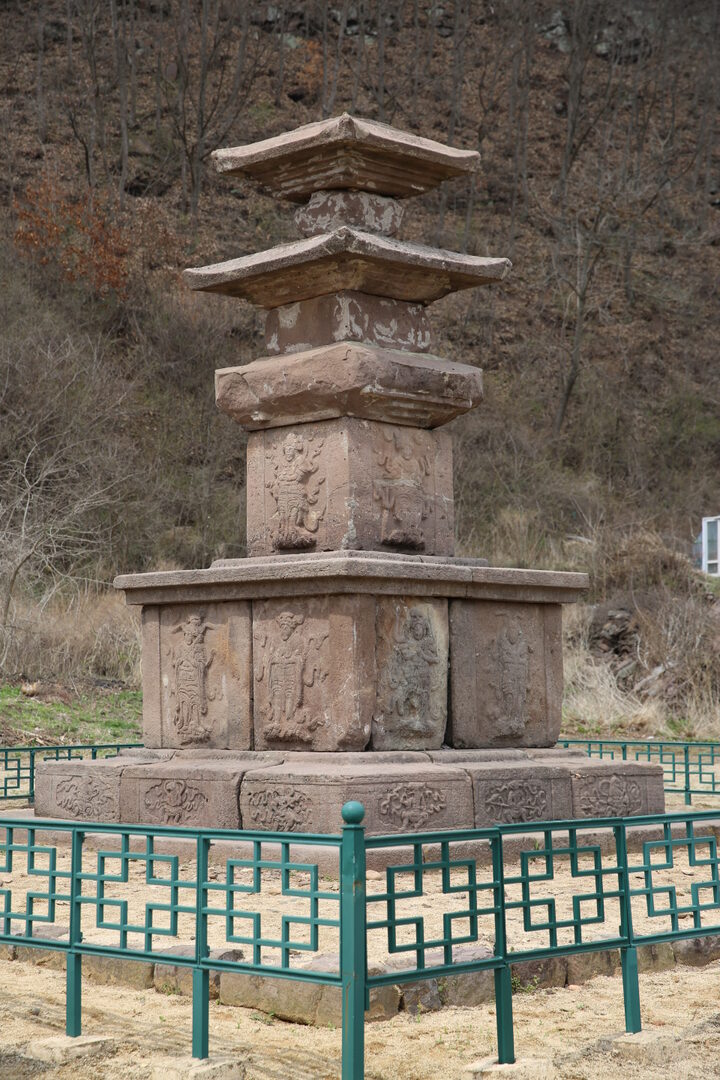 영양 화천리 삼층석탑_남동측면_건축_2015년(출처 : 국립문화재연구소)
