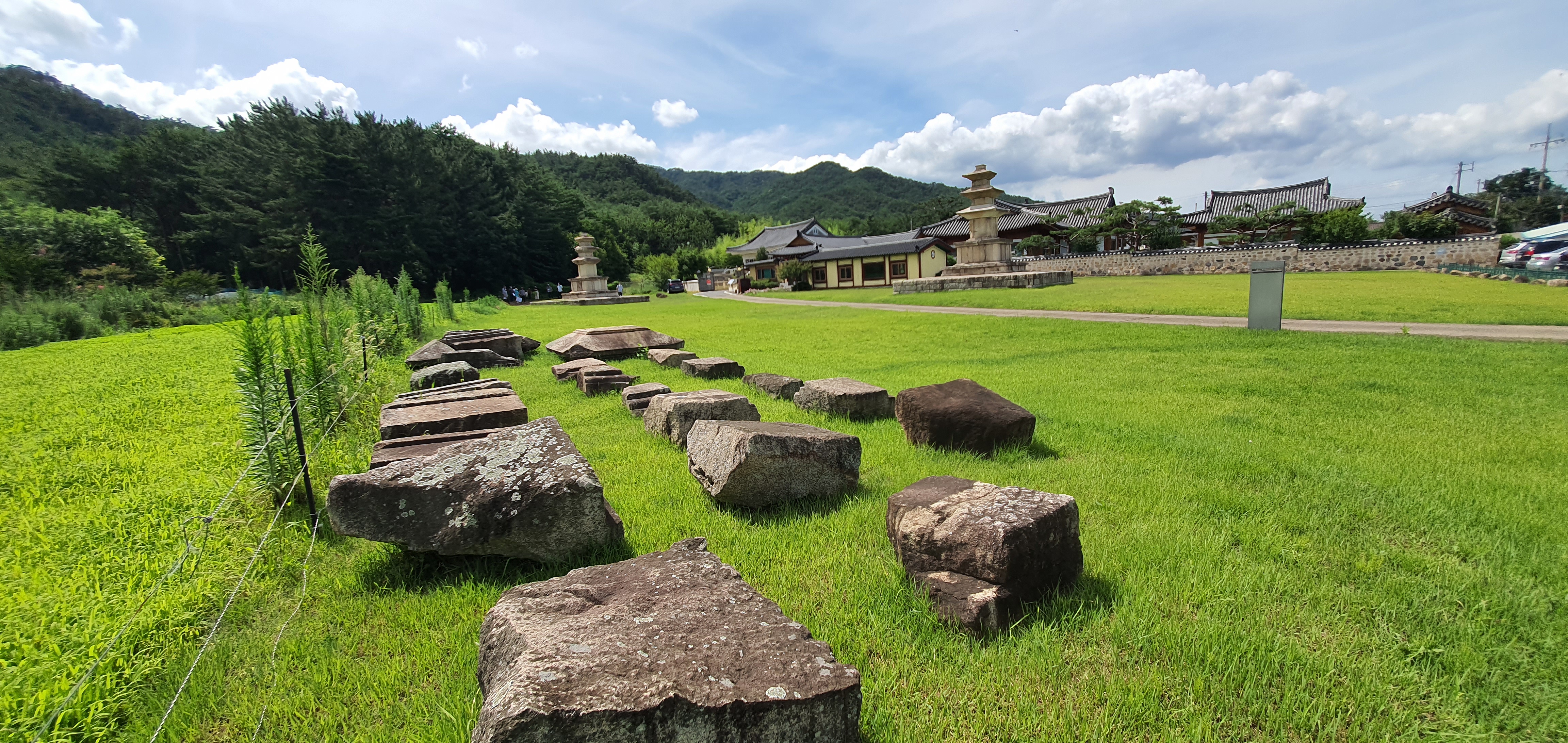 경주 (전)염불사지 동ㆍ서 삼층석탑 전경