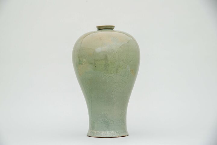 청자 음각연화절지문 매병 및 죽찰(사진)_매병 (촬영년도_2024년)
