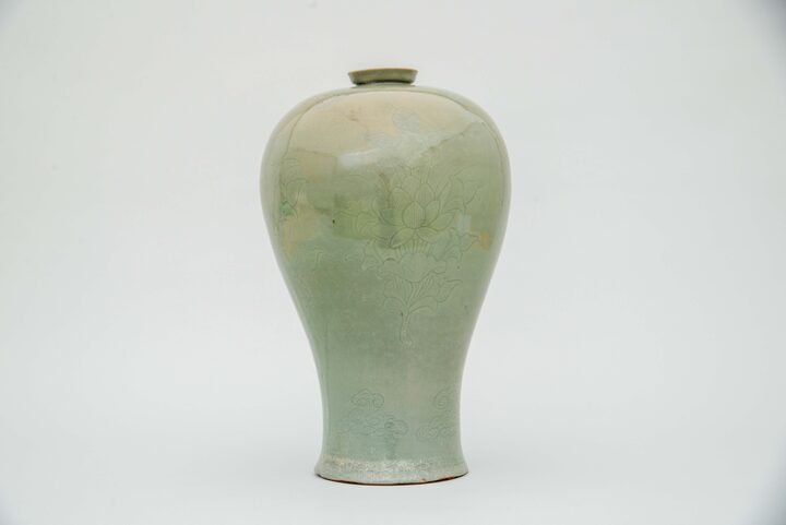 청자 음각연화절지문 매병 및 죽찰(사진)_매병 (촬영년도_2024년)