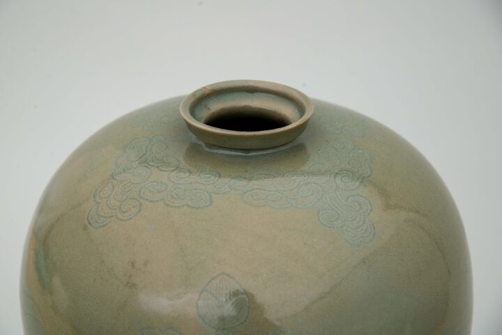 청자 음각연화절지문 매병 및 죽찰(사진)_세부 (촬영년도_2024년)