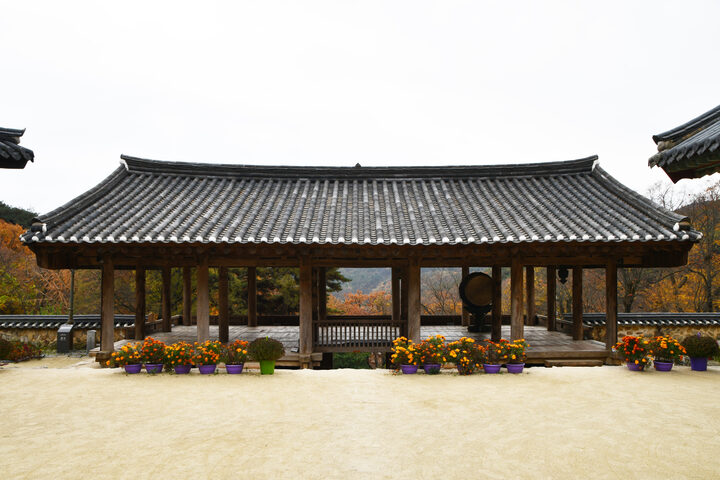 안동 봉정사 덕휘루 배면