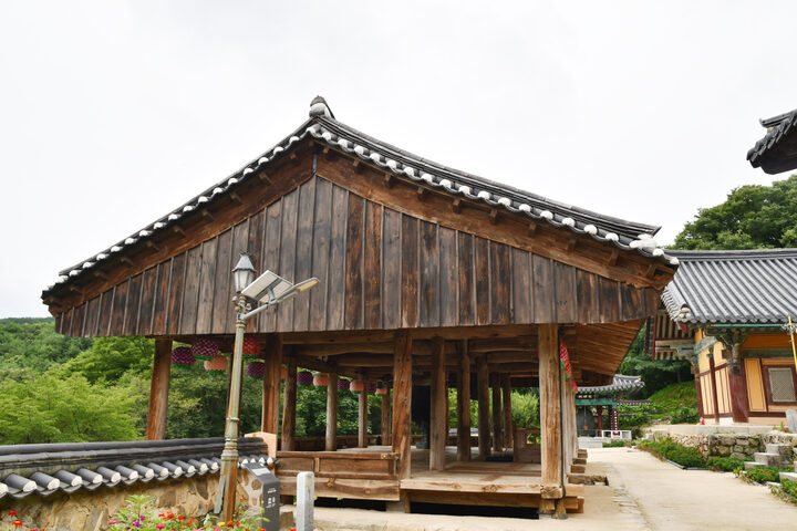 안동 봉정사 덕휘루 우측면